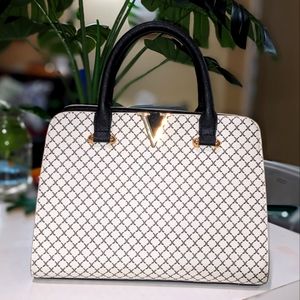 SO CLASSY! Black and White hand bag. Like New.